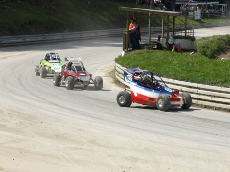 Casper B. Larsen i front foran Søren Ricken og Emil Kristensen i asfaltsvinget på Ørnedalen.